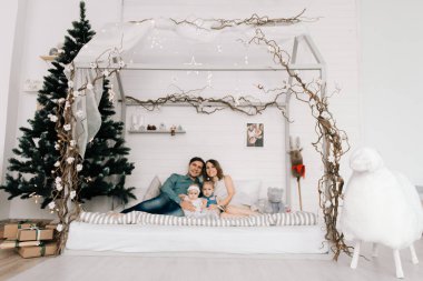 Noel için dekore edilmiş oda bebek ile mutlu anne