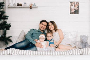 Noel için dekore edilmiş oda bebek ile mutlu anne