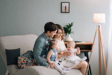 Mutlu aile anne ve iki güzel kız. Güzel bir iç sevimli aile portresi