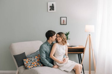 Serbest zaman birlikte. Mutlu güzel çift hafta sonu birlikte evde harcama, rahatlatıcı ve birbirlerinin şirket zevk. adam ve kadın kucaklama ve iletişim.