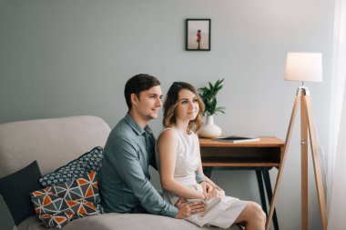 Serbest zaman birlikte. Mutlu güzel çift hafta sonu birlikte evde harcama, rahatlatıcı ve birbirlerinin şirket zevk. adam ve kadın kucaklama.