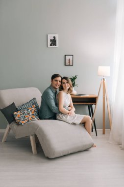 Serbest zaman birlikte. Mutlu güzel çift hafta sonu birlikte evde harcama, rahatlatıcı ve birbirlerinin şirket zevk. adam ve kadın kucaklama.