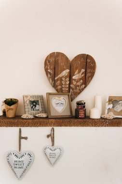 Ev dekorasyonu, rafta ayrıntılardır. mumlar, çerçeveler