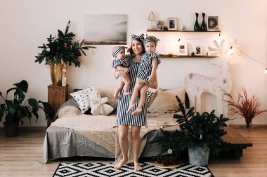 Noel dekor Studio iki kızı ile genç güzel anne. Happy Christmas ve yeni yıl kavramı