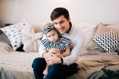 Genç çekici baba ve küçük kız evde portre