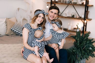 Noel için dekore edilmiş oda bebek ile mutlu anne