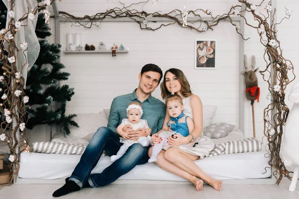 圣诞节快乐父母与婴孩在装饰的屋子里 — 图库照片
