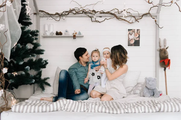 Šťastní Rodiče Dítětem Zařízené Místnosti Vánoce — Stock fotografie