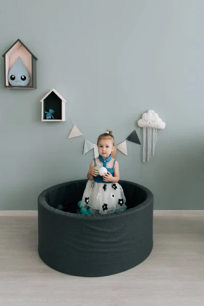 Una Niña Edad Preescolar Jugando Piscina Con Bolas Plástico Colores — Foto de Stock