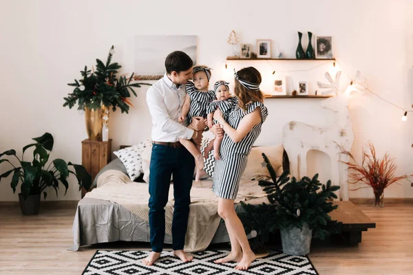 Pais Felizes Com Bebê Quarto Decorado Para Natal — Fotografia de Stock