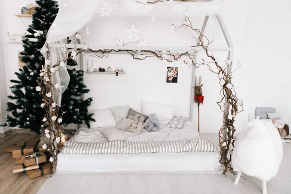 Cama Crianças Quarto Decorado Para Férias Conceito Feliz Natal Ano — Fotografia de Stock