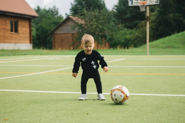 Nettes Einjähriges Kind Spielt Fußball Mit Ball Auf Kunstrasen — Stockfoto