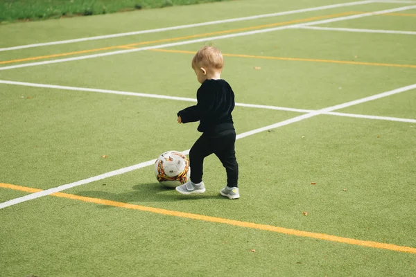 Nettes Einjähriges Kind Spielt Fußball Mit Ball Auf Kunstrasen — Stockfoto