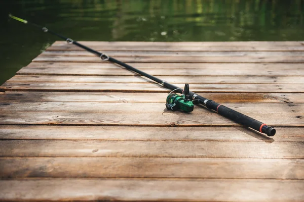 Canna Pesca Bobina Filatura Sulla Riva Del Fiume Molo Sfondo — Foto Stock