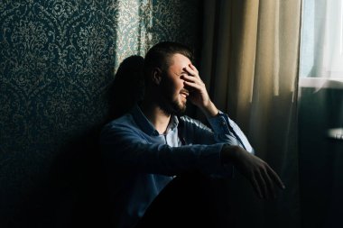 Şık damat beyaz gömlek ve papyon pencere ışıkta poz. Kendinden emin ve mutlu adam portresi. Damat sabah hazırlanıyor. Yaratıcı düğün fotoğraf 