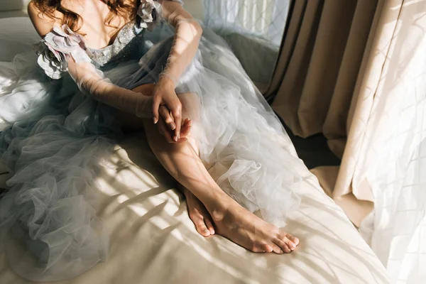 Sposa Carina Abito Chic Seduto Vicino Alla Finestra Mattina Nozze — Foto Stock