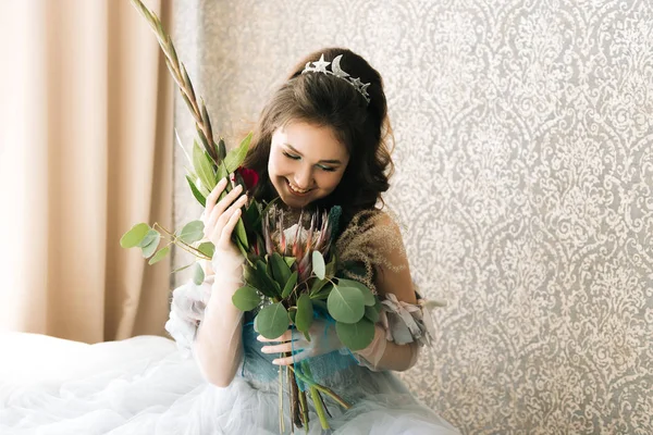 Retrato Uma Noiva Bonita Vestido Noiva Com Buquê Flores Exóticas — Fotografia de Stock