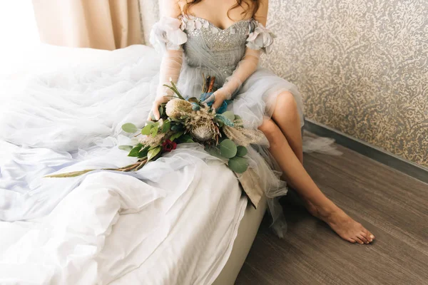 Portrét Roztomilý Nevěsta Svatebních Šatech Kyticí Exotické Květy Protea Svatební — Stock fotografie