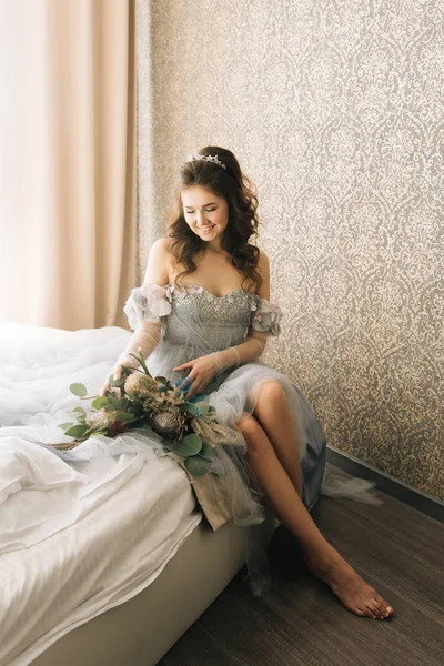 Retrato Uma Noiva Bonita Vestido Noiva Com Buquê Flores Exóticas — Fotografia de Stock