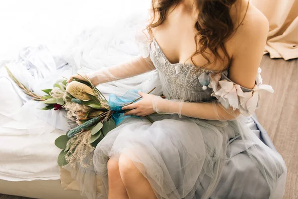 Retrato Uma Noiva Bonita Vestido Noiva Com Buquê Flores Exóticas — Fotografia de Stock