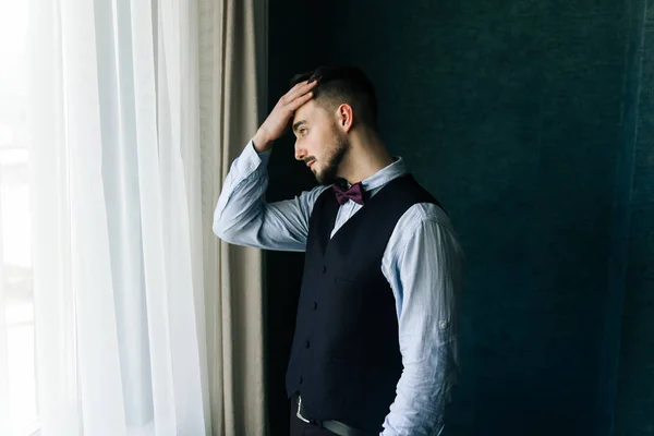 Elegante Novio Camisa Blanca Pajarita Posando Luz Ventana Retrato Seguro — Foto de Stock