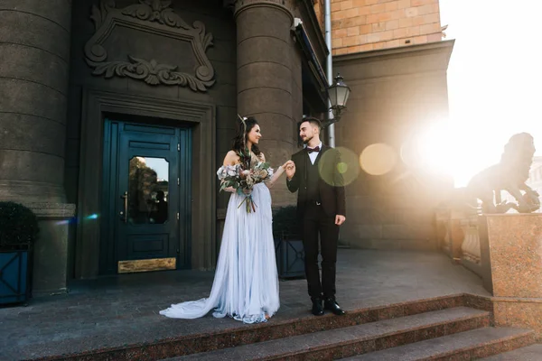 白人幸せなロマンチックな若いカップルは 彼らの結婚を祝うし ヨーロッパの都市の周りを歩きます 結婚式のコンセプト 美しい日光 — ストック写真
