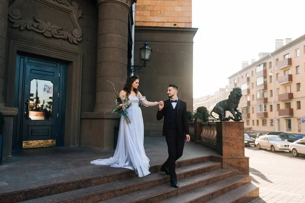 Caucasico Felice Romantica Giovane Coppia Celebra Loro Matrimonio Passeggiate Giro — Foto Stock