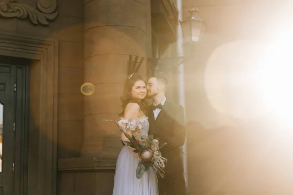 Caucásico Feliz Pareja Romántica Joven Celebra Matrimonio Paseos Por Ciudad —  Fotos de Stock