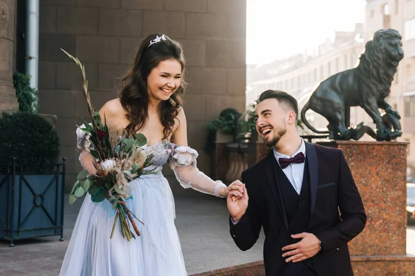 白人幸せなロマンチックな若いカップルは 彼らの結婚を祝うし ヨーロッパの都市の周りを歩きます 結婚式のコンセプト 美しい日光 — ストック写真