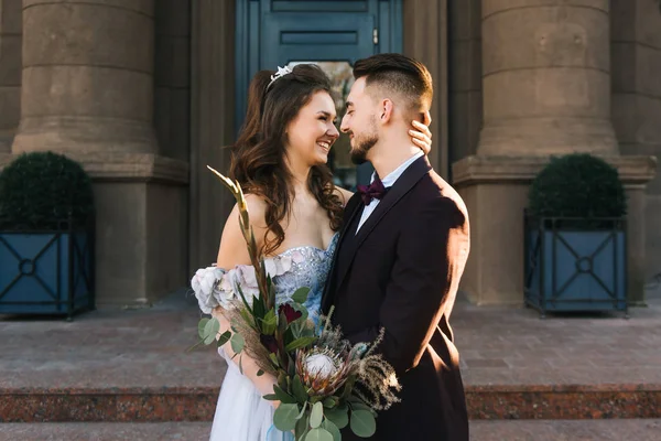 白种人快乐浪漫的年轻夫妇庆祝他们的婚姻 并在欧洲城市散步 婚礼的概念 美丽的阳光 — 图库照片
