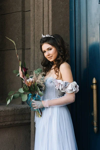 Noiva Romântica Feliz Caucasiana Com Bouquet Incomum Anda Pela Cidade — Fotografia de Stock