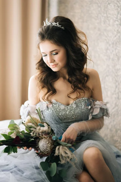 Retrato Uma Noiva Bonita Vestido Noiva Com Buquê Flores Exóticas — Fotografia de Stock