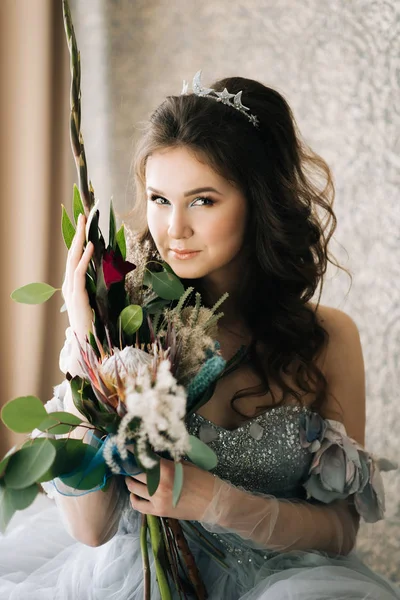 Retrato Uma Noiva Bonita Vestido Noiva Com Buquê Flores Exóticas — Fotografia de Stock