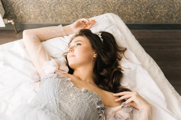 Ritratto Sposa Carina Abito Sposa Sdraiato Sul Letto Mattina Nozze — Foto Stock