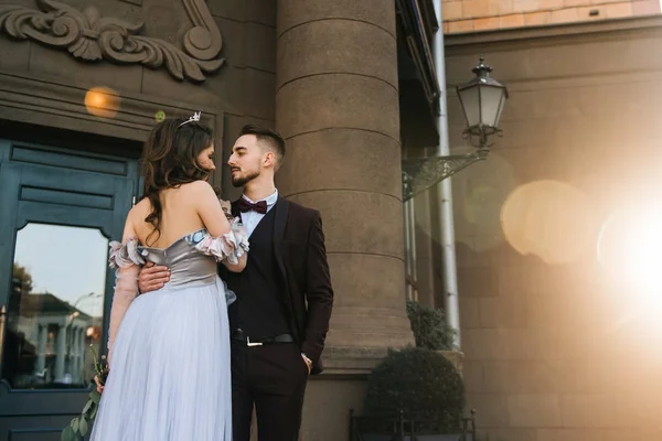 Caucásico Feliz Pareja Romántica Joven Celebra Matrimonio Paseos Por Ciudad —  Fotos de Stock