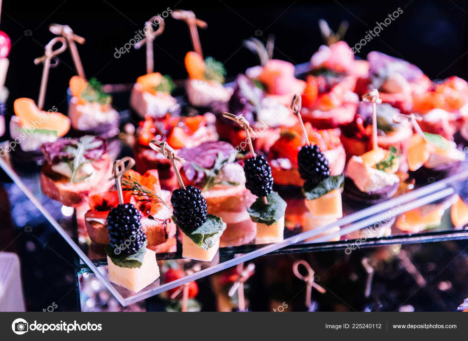 Sabroso Bar Queso Decorado Con Bocadillos Para Banquete Bodas Una — Foto de  stock #225240112 © ksyusha_yanovich.mail.ru, image size:1600x1168