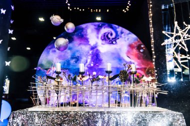 Tablolar bir olay parti veya düğün için ayarlayın. Lüks bir restoran zarif tablo ayarı yemek. Yeni evliler presidyum boşluk dekor