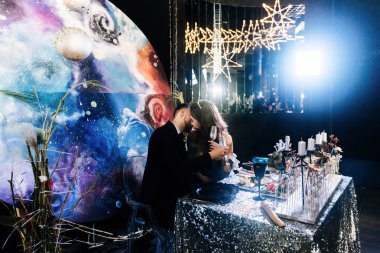 Koridorda ziyafet. Presidyum tarzında bir yer. Kutlama. Tablo ayarı. Gelin ve damat. Düğün günü. Masada oturan.