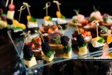 Lezzetli bir şekilde dekore edilmiş peynirli çubuk ziyafet düğün için abur cubur. Yeni evliler ve misafirler için alışılmadık bir resepsiyon