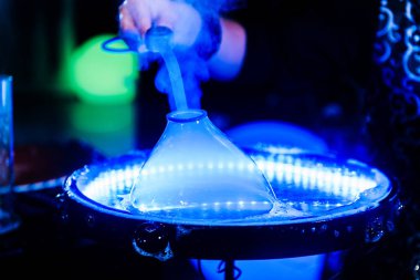 gökkuşağı kabarcık, sabun köpüğü. sabun köpüğü gösteri. Gökkuşağı sabun köpüğü karanlık bir arka plan üzerinde. Parti oyunları. Kopya alanı