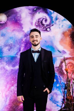 Evlilik kayıt çıkın. Şık genç damat alanı tarzı gelin düğün dekorasyonu kavramı için bekliyor