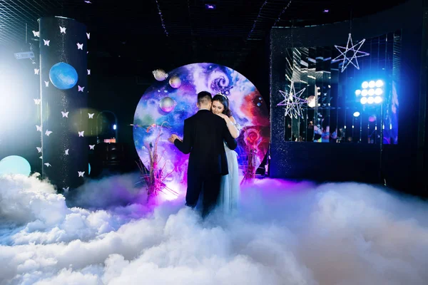 Incroyable Première Danse Mariage Sur Une Fumée Lourde Avec Une — Photo