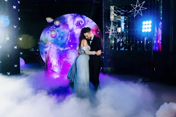 驚くほどの美しい光とアトスと煙の最初の結婚式のダンス 宇宙のスタイルで装飾 スペース結婚式 — ストック写真