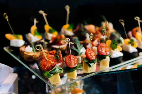 Lecker Dekorierte Käsetheke Mit Snacks Für Das Hochzeitsbankett Ein Ungewöhnlicher — Stockfoto