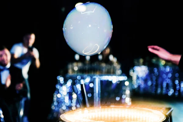 Regenbogenblase Seifenblasen Seifenblasenshow Regenbogen Seifenblasen Auf Dunklem Hintergrund Partyspiele Kopierraum — Stockfoto