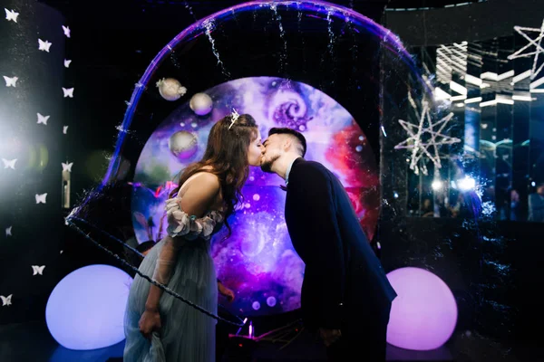 Bride Groom Kissing Balloon Bubble Show Wedding — Stock Photo, Image