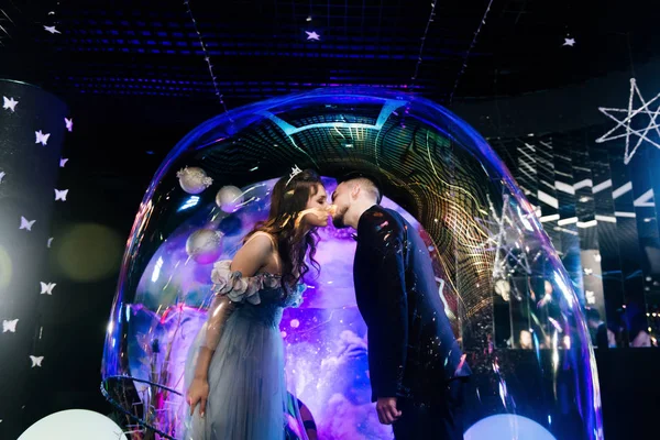Braut Und Bräutigam Küssen Sich Ballon Blasenshow Bei Der Hochzeit — Stockfoto