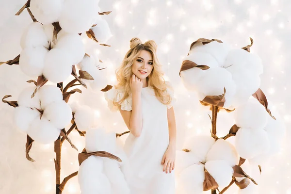 Retrato Natal Uma Menina Bonita Com Cabelo Branco Uma Mulher — Fotografia de Stock