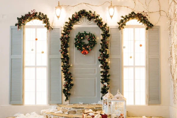 Ev dışında Noel için dekore edilmiştir. Vintage avlu iç merdiven, veranda, kapı ve ışıklar içinde pencere eşiği. Kış Noel arka plan.