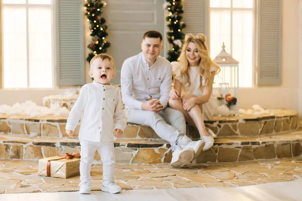 Šťastné Mladé Rodiny Sedí Verandě Domu Ozdoben Vánoce Smát Připravte — Stock fotografie